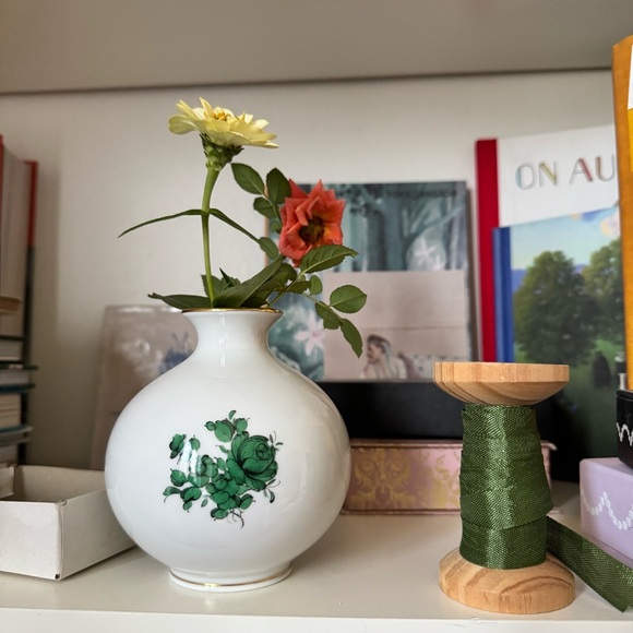 Augarten Wien White Vase with Green Floral Design - handpainted - Picture 5 of 7